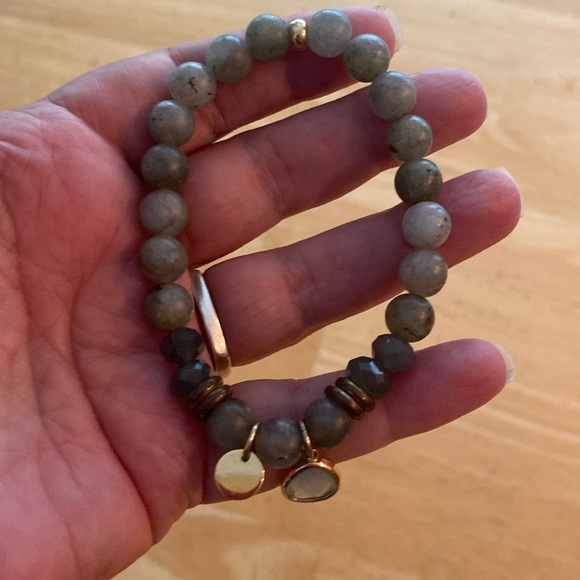 Green beaded stretch bracelet with hanging charm. - Picture 3 of 7